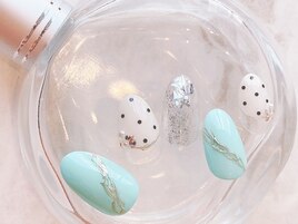 ドット柄の逆フレンチネイル