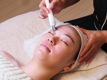 サラ ベル(SARAH BELLE)/目元までしっかり美容液を導入