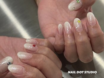 ネイルドットスタジオ 堺筋本町(NAIL DOT STUDIO)/白ラメ×カラフルストーン
