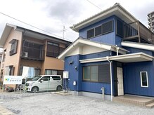 整体 ドライヘッドスパ よみがえるの雰囲気（店舗外観。青色の戸建てです。店舗前に駐車場あります）