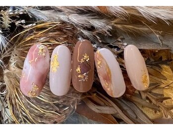 ネイルアンドアイラッシュスタジオ シュシュ(chouchou)/#ニュアンス#秋冬#金箔#