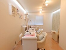 ミューオ(MIEUO)の雰囲気（ハンド4席、フット1席★白とピンク基調の可愛らしい店内♪）