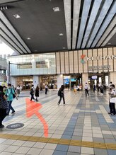 京阪とJRの間の広場を左に曲がってください！