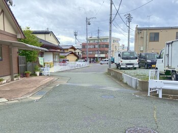 ソワカ(SOWAKA)/右折後20ｍほどで店舗が見えます