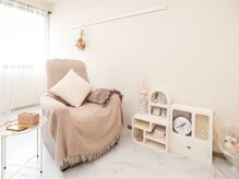 エムアンドアール アイ アンド ブロウ ジーネイル(M&R eye&brow G nail)の雰囲気（ピンクを基調にした店内）