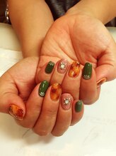ネイルケアサロンエルミタージュ/秋カラーべっ甲×グリーン