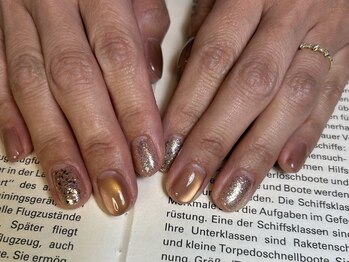 シンリーネイル(sinly nail.)/秋冬に映えるゴールドニュアンス