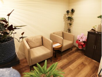 ほぐし工房 ここはれ/植物に癒される待合いスペース