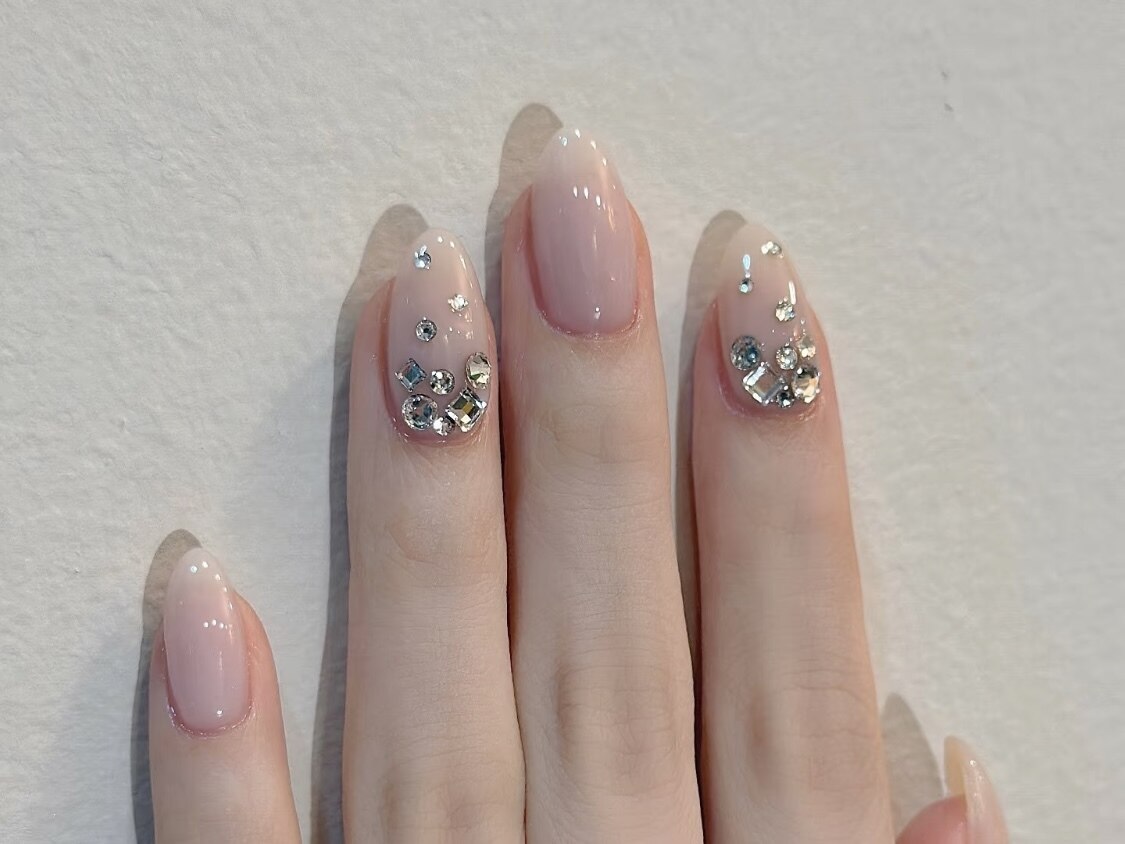 2026年冬トレンド】ホワイト ワンカラー ハンドのネイルデザイン集