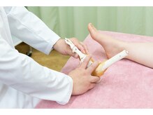 森の整体院/足のバランス調整を行います。