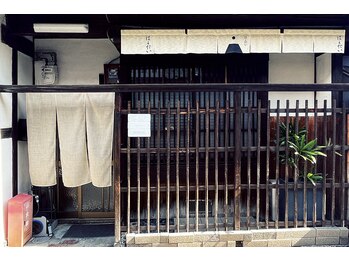 メロウ(mellow)/生成りの暖簾がかかっています
