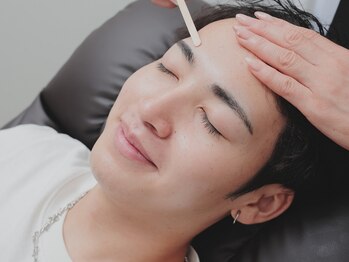 ビー(b.)の写真/眉毛が変わるだけで第一印象は大きく変わります。プロのメンズアイブロウで『清潔感』『好印象』をゲット！