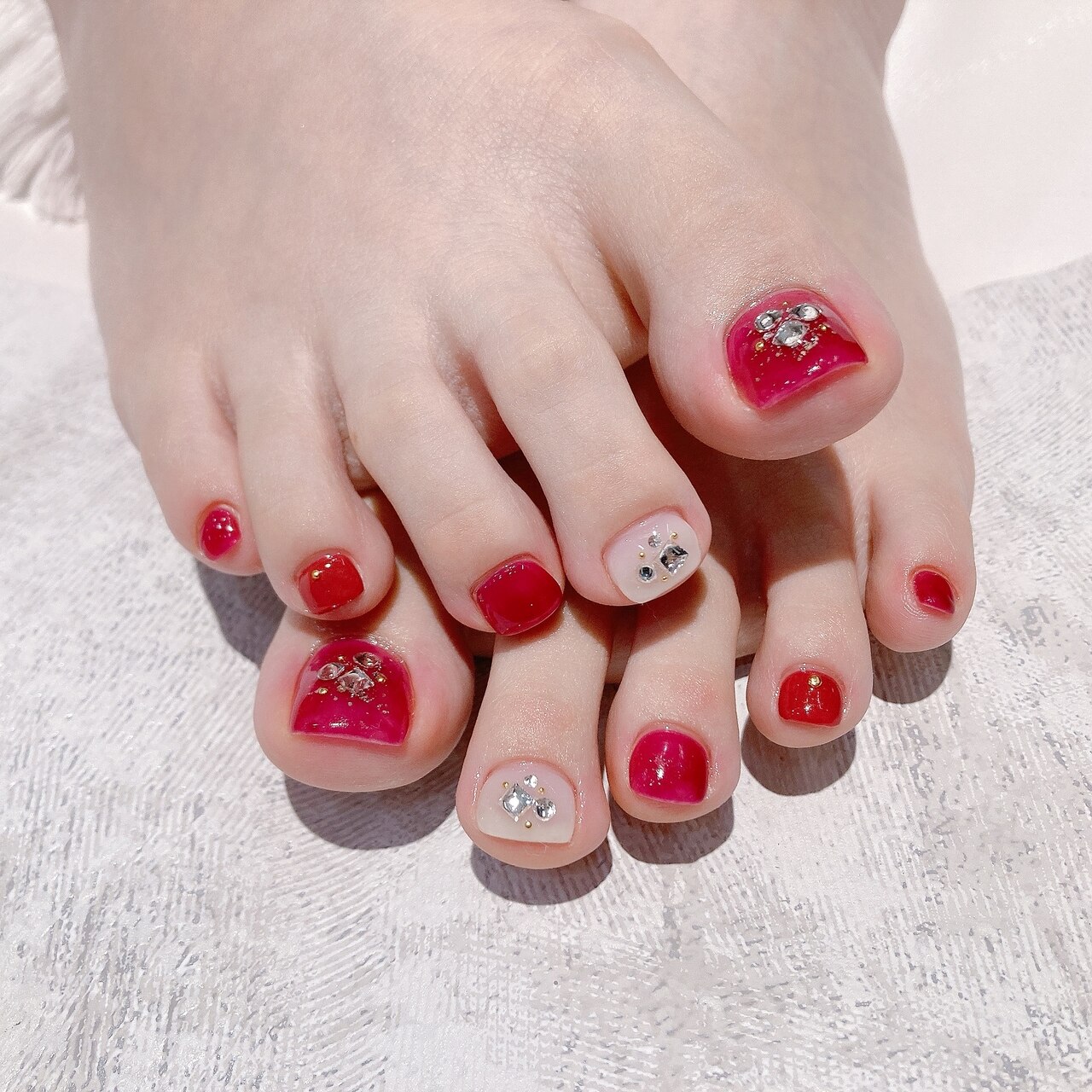 2025年秋トレンド】シンプル ワンカラー フットのネイルデザイン