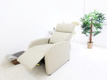 ザファーストインパクト(THE FIRST IMPACT)の雰囲気(リクライニングチェアでゆっくりおくつろぎいただけます♪#眉毛)