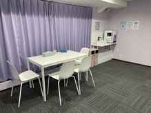 パレフィットジム 横浜(PaleFitteGym)の雰囲気（《休憩スペースも充実》ウォーターサーバーご利用いただけます♪）