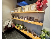 ココロ(KOKORO)の雰囲気（数多くの資格が飾られてます。取り扱い商品のラインナップも充実）