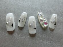 ネイリシャス(NAILICIOUS)/グレーチークのキラキラネイル