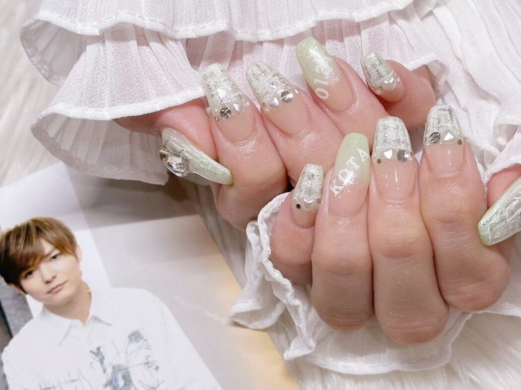 2025年-2026年冬トレンド】グリーン ツイード ハンドのネイルデザイン