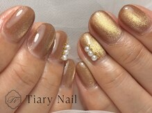 ティアリーネイル(Tiary Nail)の雰囲気（角度で見え方が変わるゴールドのマグネットとパールで品よく）