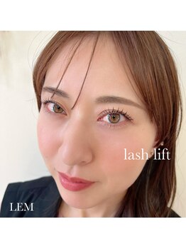 レム(LEM)の写真/【高技術×丁寧な施術】大人世代に似合うナチュラル上品な目元へ☆フラットラッシュやまつげパーマも対応◎