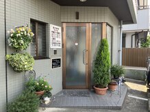 岩倉駅徒歩３分、三階建ての建物で一階に店舗。駐車場完備。