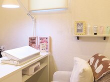 キリン ネイル(Kirin nail)の雰囲気（白を基調とした内装♪ネットフリックスなども見ながら施術可能）