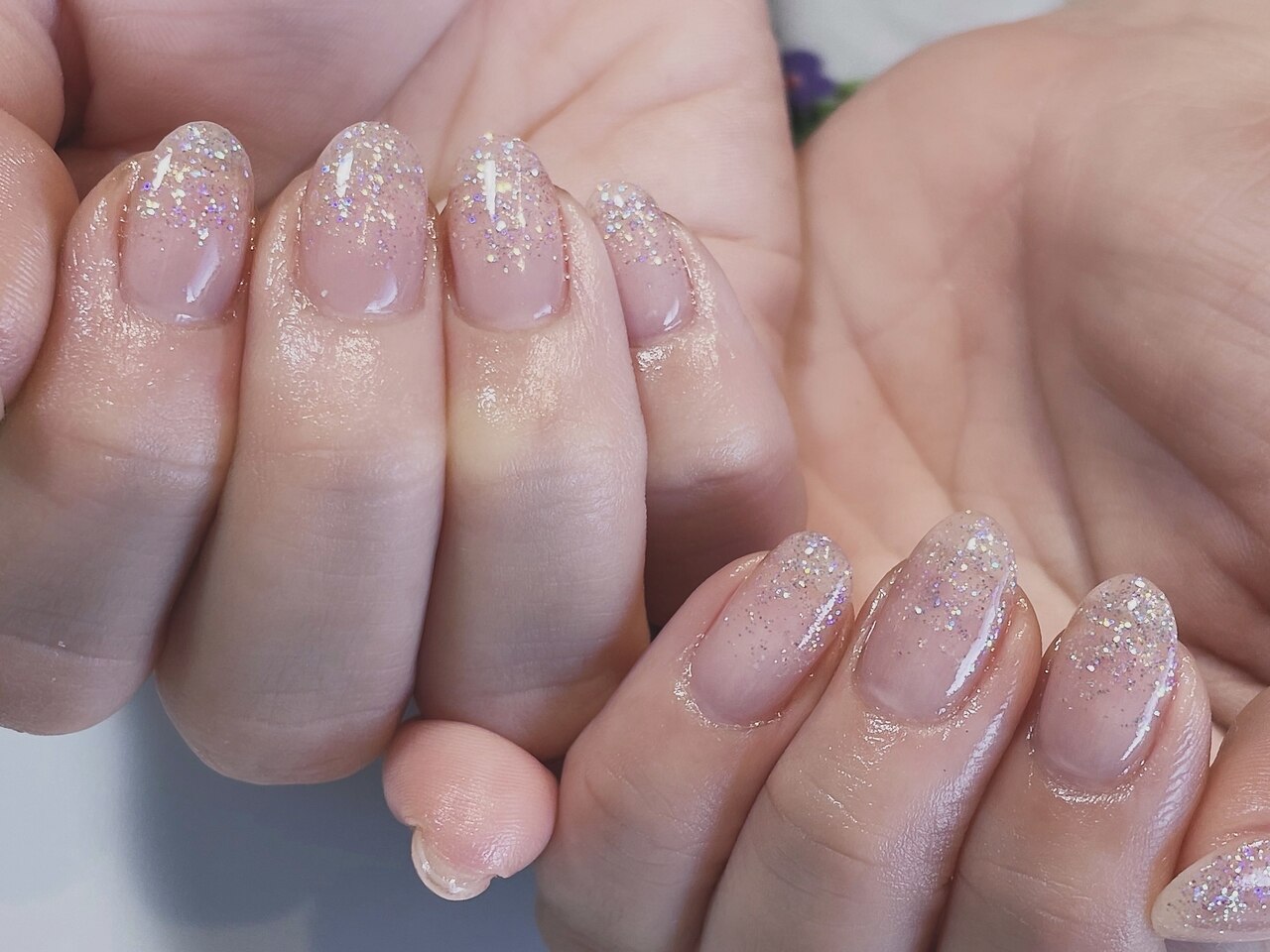2026年冬トレンド】クリア ラメグラデーションのネイルデザイン