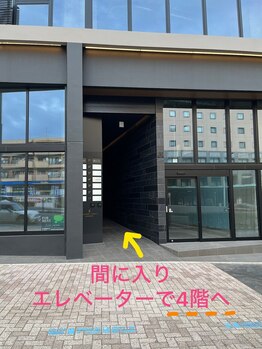 千種セントラル整体サロン(千種CENTRAL整体サロン)/ビルの真ん中にある間に入り口へ