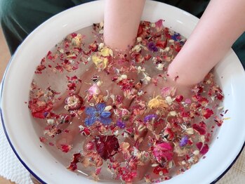 アクアオーラ/＊ハーブの花を散らした手浴＊
