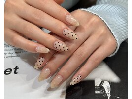 シンプルちぐはぐドットネイル