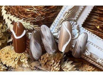 ネイルアンドアイラッシュスタジオ シュシュ(chouchou)/秋ネイル#ニュアンス#うねうね