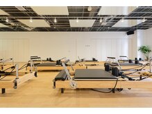 マシンピラティス＆よもぎ蒸し ソエルスタジオ 長野南バイパス店の雰囲気（清潔感のある空間でマシンピラティス※写真は他店舗のものです）