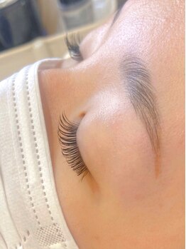 サニープラスアイ(Sunny+eye)の写真/自然にふんわりボリュームUP★軽くて柔らかい毛質でダメージ最小限♪下まつ毛もOK◎すっぴんでも美目元に★