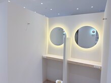 サロンビレッジ テンジン(SALON VILLAGE Tenjin)の雰囲気（広々とした共用メイク直しスペースあり◎まつげパーマ/眉毛）