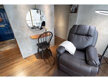 ニーチェ アイ(niche eye)の雰囲気（お客様から好評のリクライニングチェアです♪）