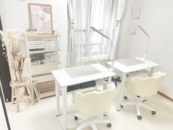 フォルトゥナネイル(FortunaNail)の写真/【ゆったり施術を受けられるプライベートサロン☆】ホワイトベースのオシャレな空間でネイルも楽しく♪