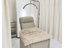 ミルア(MiLua)の雰囲気(白を基調とした落ち着いた半個室空間。)