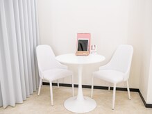 ピケピラティス 柏店(pique pilates)/フロントで受付♪