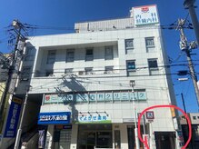 メナードフェイシャルサロン　高槻駅北店の雰囲気（赤丸印から入って奥のエレベーターで4階へ）