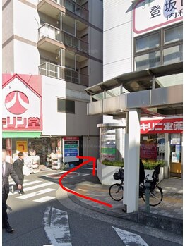 アリー(Alii)/キリン堂薬局さんの間の道です。