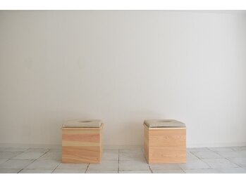 プールモワ(PourMoi)/尾鷲檜使用のこだわりのチェア