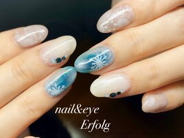上品にブルーを使う冬ネイル！