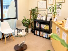 かしわぎ整体院の雰囲気（清潔感のある待合スペース。リラックスできるようにアロマを使用）