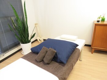 小石川オステオパシー/施術スペースとベッド