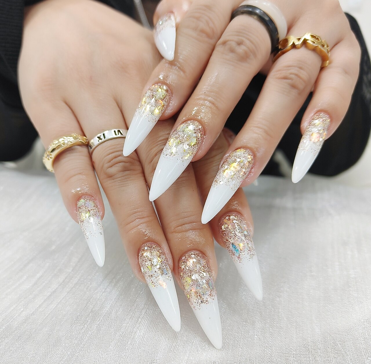 ロングネイル ホワイト ブラック 花 2025年秋トレンド】ホワイト スーパーロングのネイルデザイン集