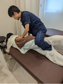 武庫之荘駅前鍼灸接骨院の写真/骨盤や猫背・巻き肩・反り腰を優しくケア★国家資格者のボキボキしない整体で理想の姿勢を目指そう♪