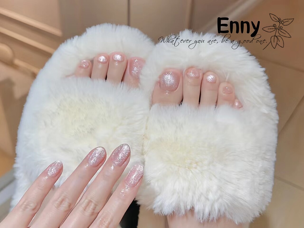 2025年秋トレンド】ホワイト ワンカラー フットのネイルデザイン