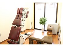 クレインカイロプラクティックオフィス 鶴見/明るい店内で気分もすっきり◎