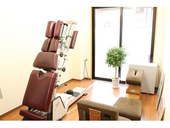 クレインカイロプラクティックオフィス 鶴見/明るい店内で気分もすっきり◎