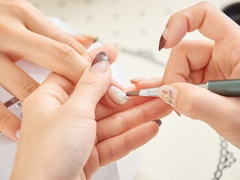 フローラネイル(Flora Nail)の写真/【石津川駅徒歩2分】ベース一層残し&丁寧なケアでダメージを最小限に◎自爪ケア＆お洒落が叶えられる♪